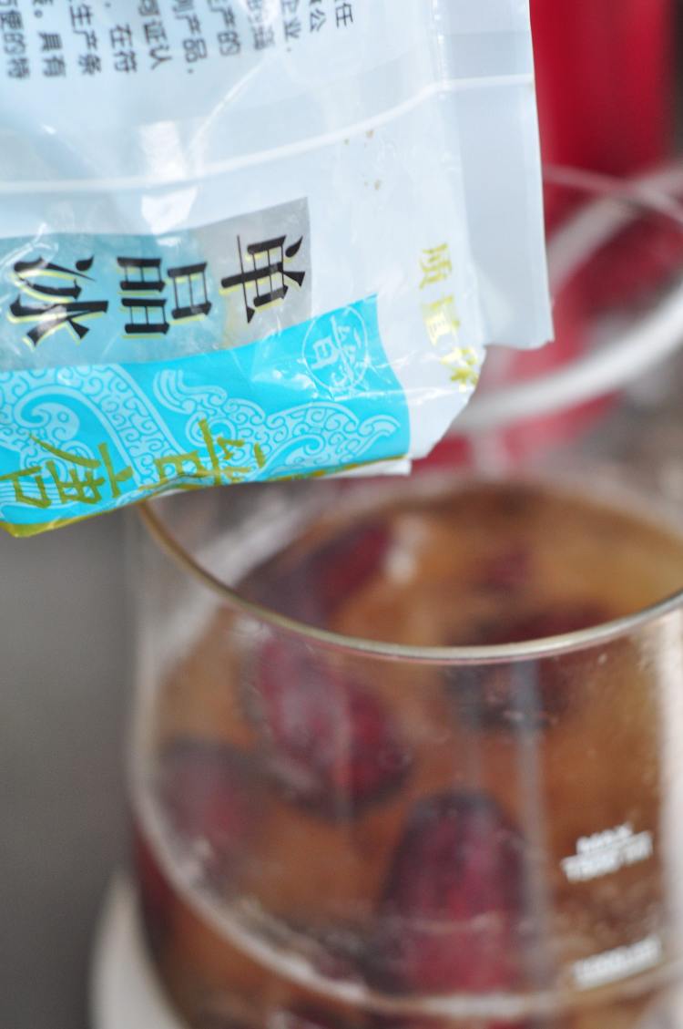 红枣银耳桃胶羹步骤5