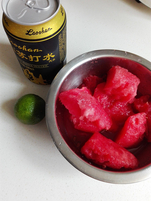 西瓜青柠饮步骤1