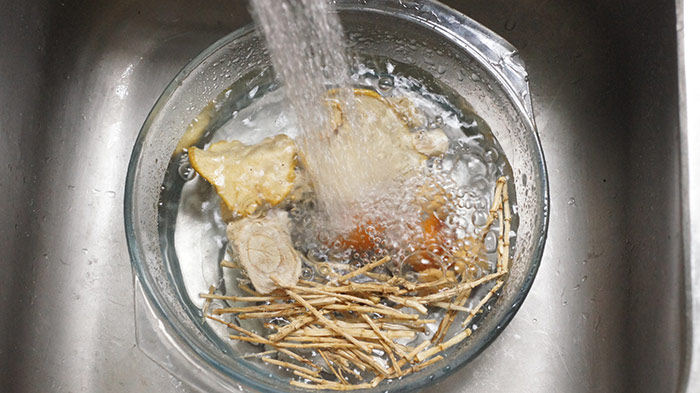 白茅根竹蔗葛根糖水步骤2