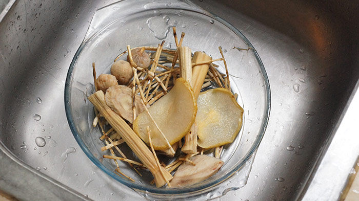 白茅根竹蔗葛根糖水步骤3