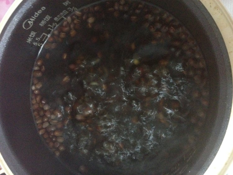 红豆椰汁西米糖水步骤1