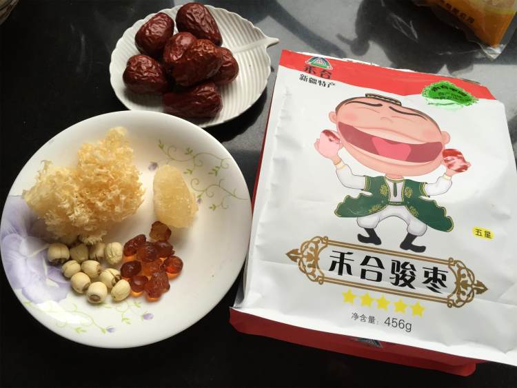 【手工美食】红枣银耳步骤1