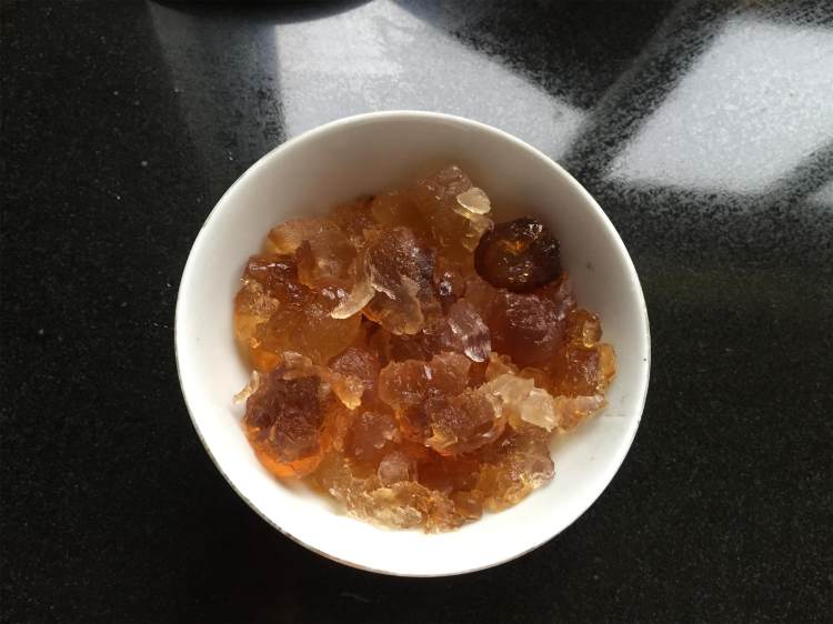 【手工美食】红枣银耳步骤2