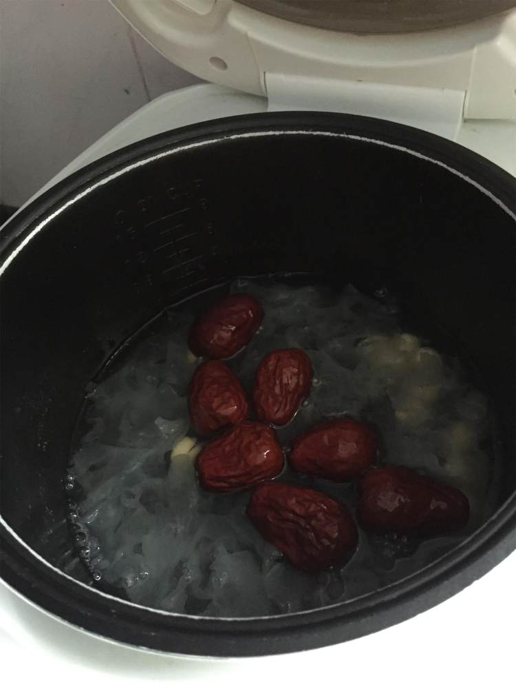 【手工美食】红枣银耳步骤5