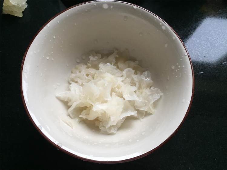 【手工美食】红枣银耳步骤3