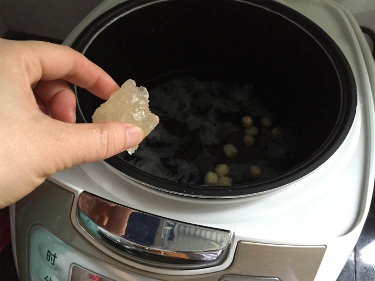 【手工美食】红枣银耳步骤4