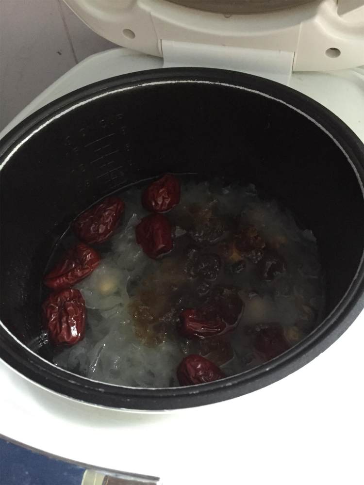 【手工美食】红枣银耳步骤6