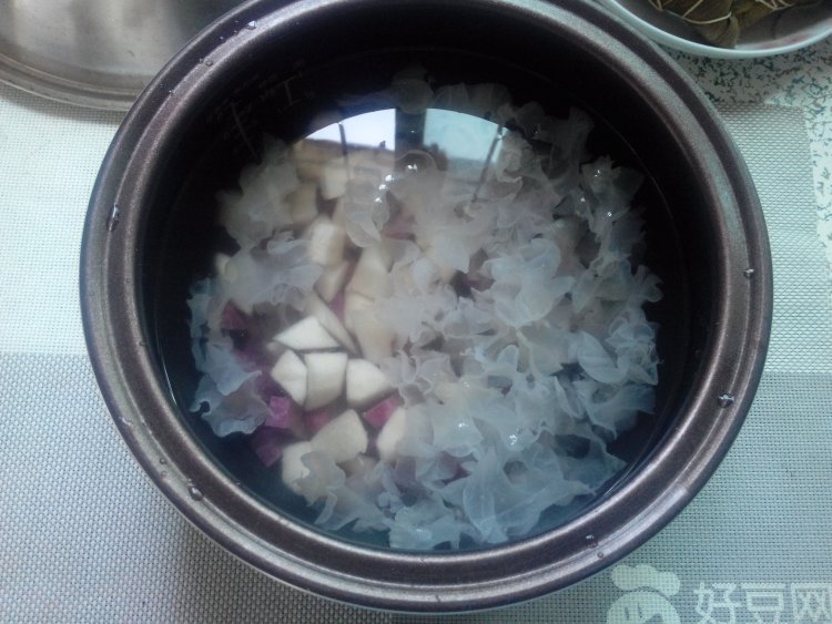 紫薯雪梨银耳汤步骤4