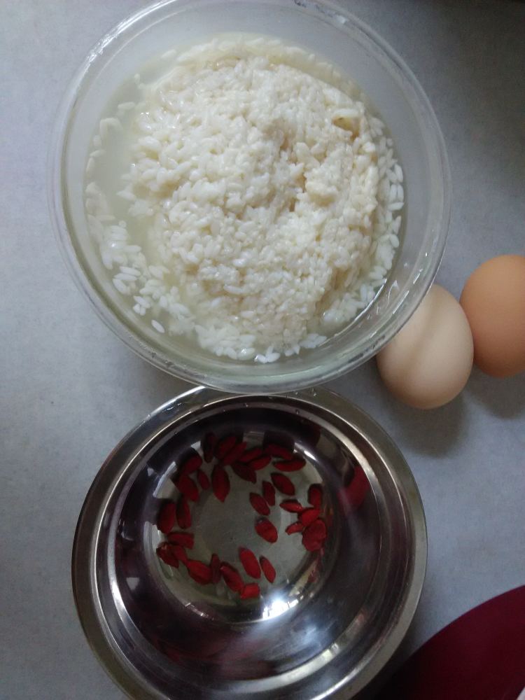 酒酿鸡蛋步骤1