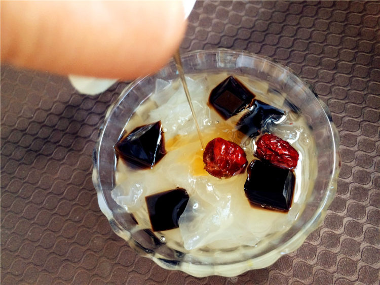 冰糖银耳红枣龟苓膏步骤7
