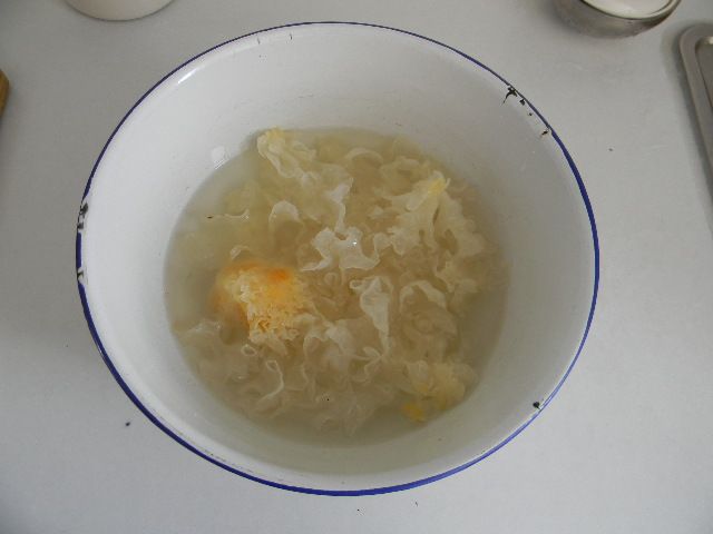 银耳百合红枣羹步骤1