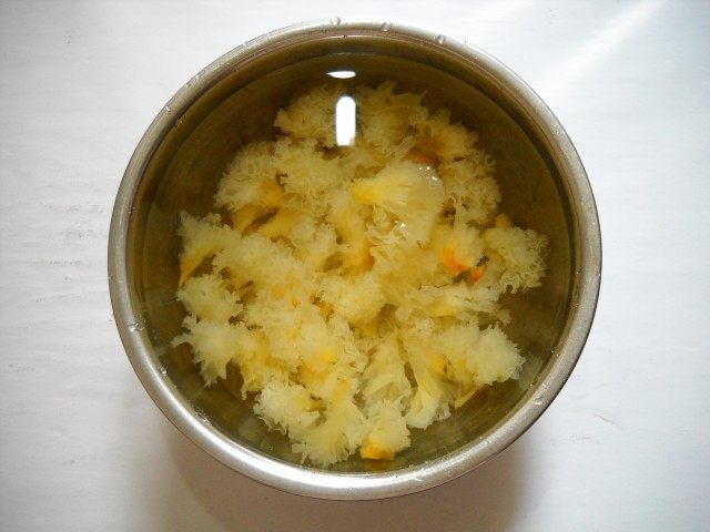 桃胶蔓越莓雪耳羹步骤3
