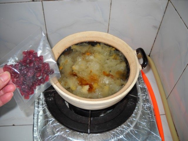 桃胶蔓越莓雪耳羹步骤7