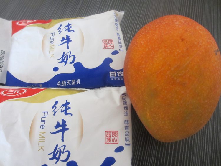 香浓芒果奶昔步骤1