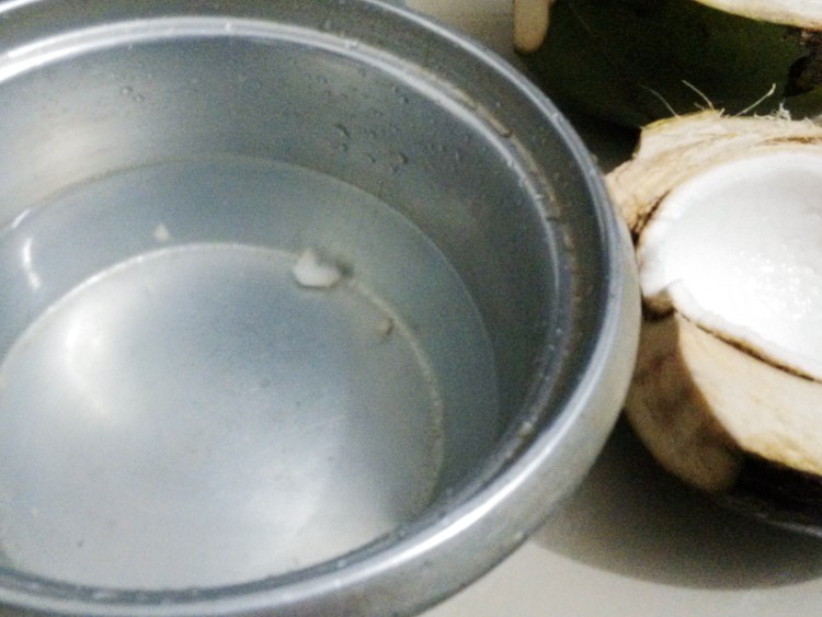鲜椰肉糖水步骤1