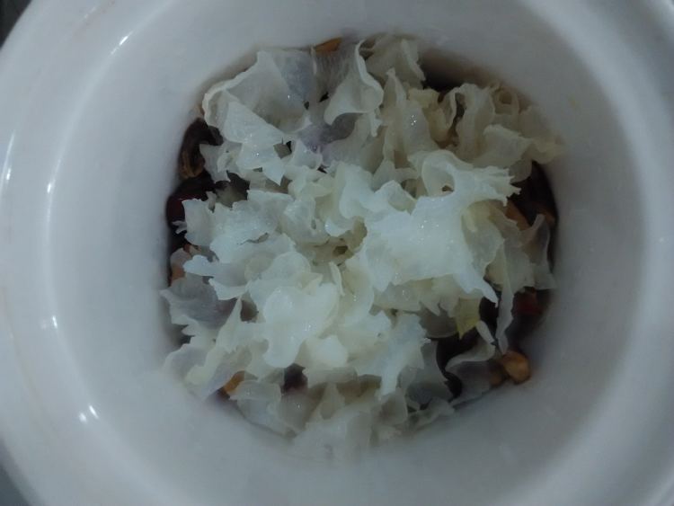 红枣桂圆银耳汤步骤3