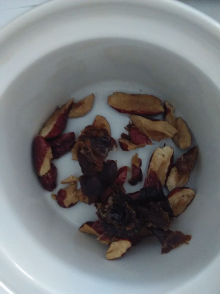 红枣桂圆银耳汤步骤2
