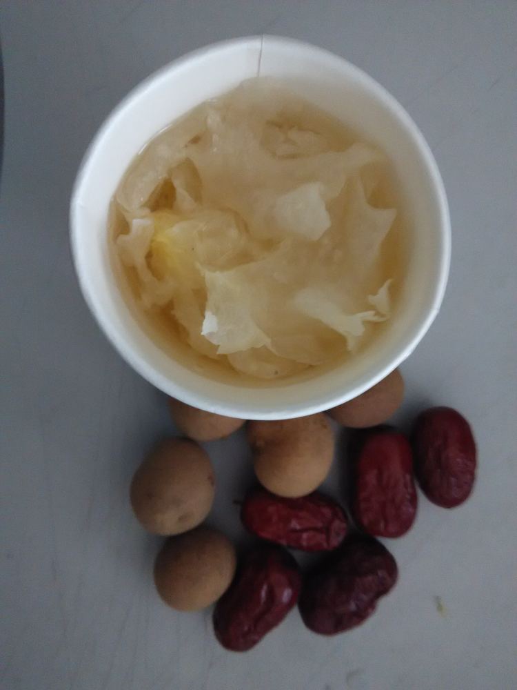 红枣桂圆银耳汤步骤1
