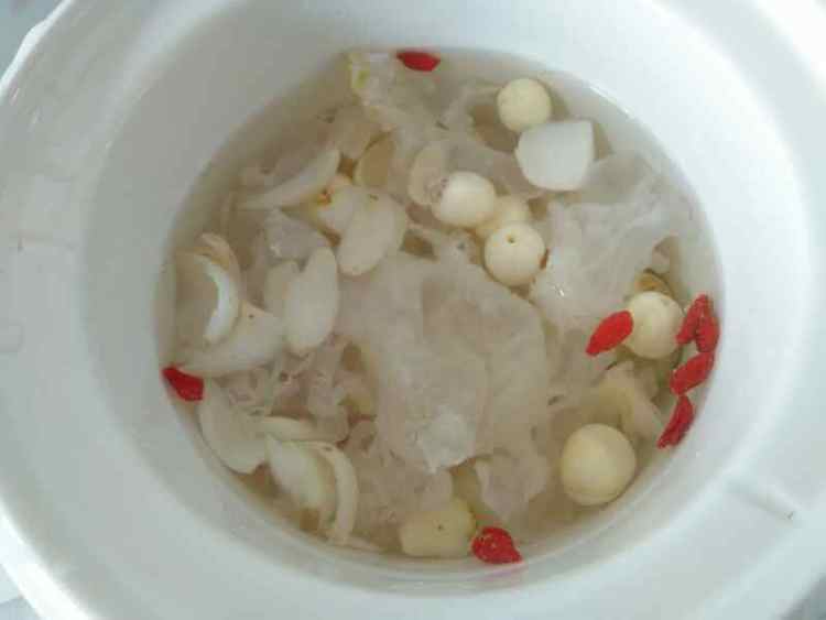 菠萝银耳羹步骤3