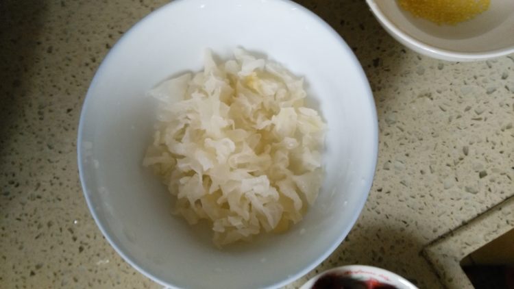 小米银耳红枣粥步骤3
