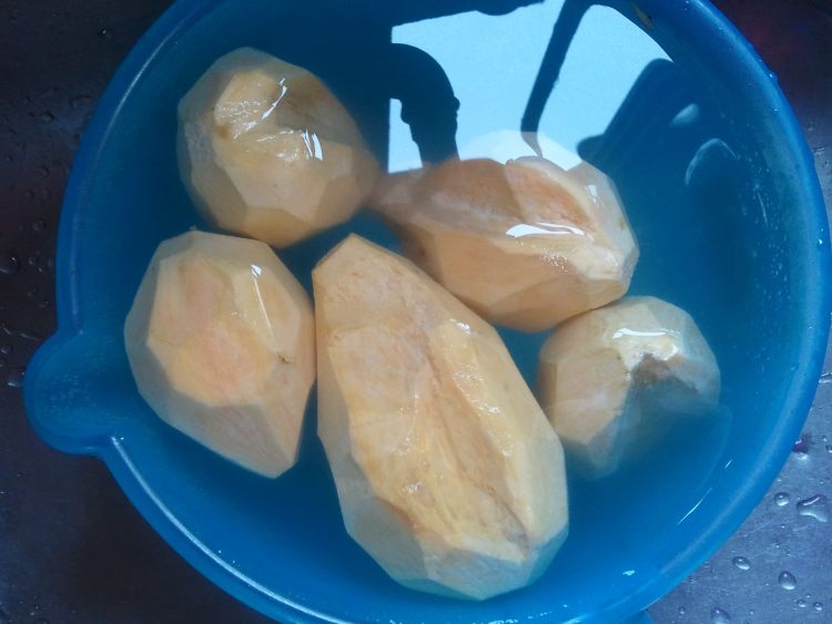 红薯蛋花糖水步骤1