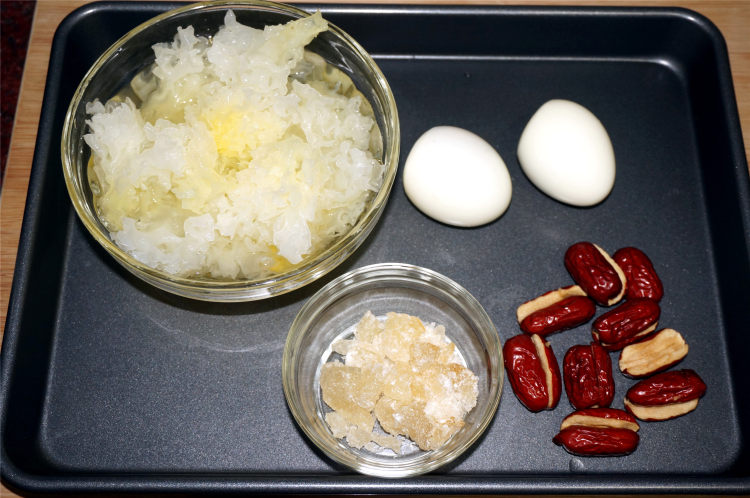 雪耳红枣鸡蛋甜汤步骤2