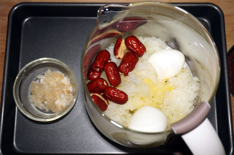雪耳红枣鸡蛋甜汤步骤3