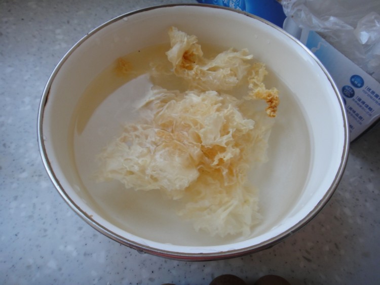 红枣银耳羹步骤2