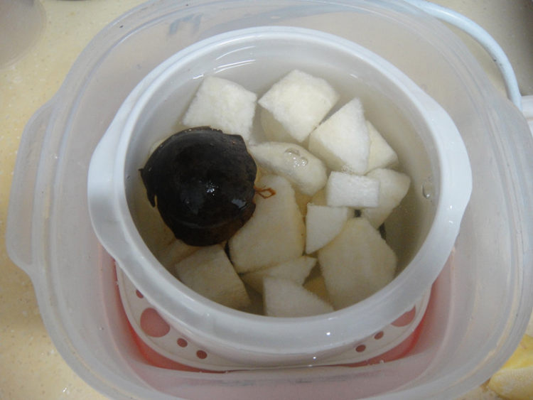 罗汉果青橄榄炖雪梨步骤3