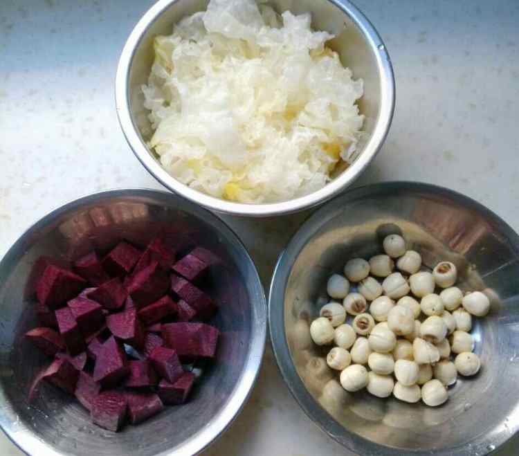紫薯银耳莲子羹步骤1
