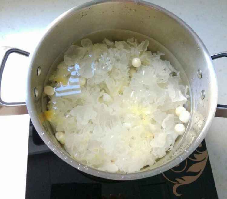 紫薯银耳莲子羹步骤2