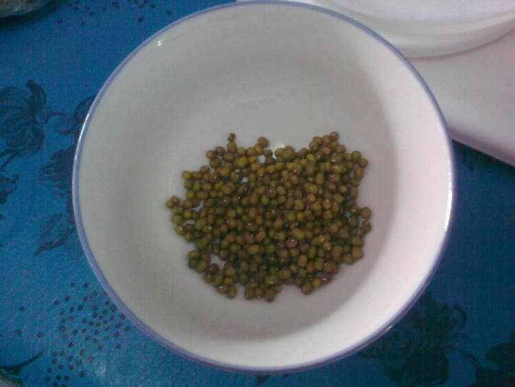 砂锅冰糖绿豆饮步骤1
