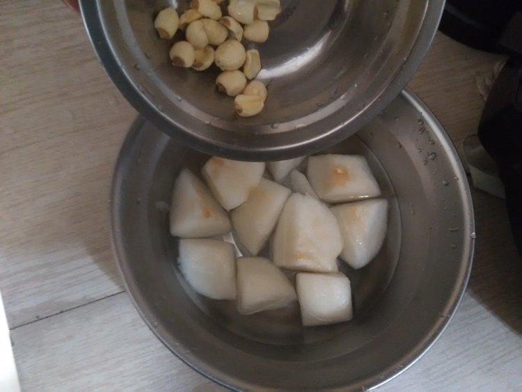 莲子冰糖雪梨步骤5