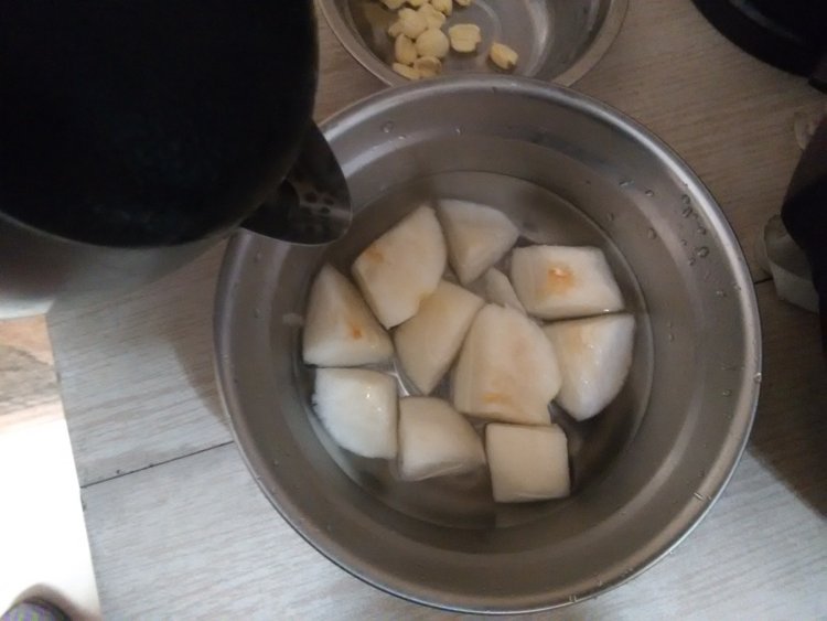 莲子冰糖雪梨步骤4