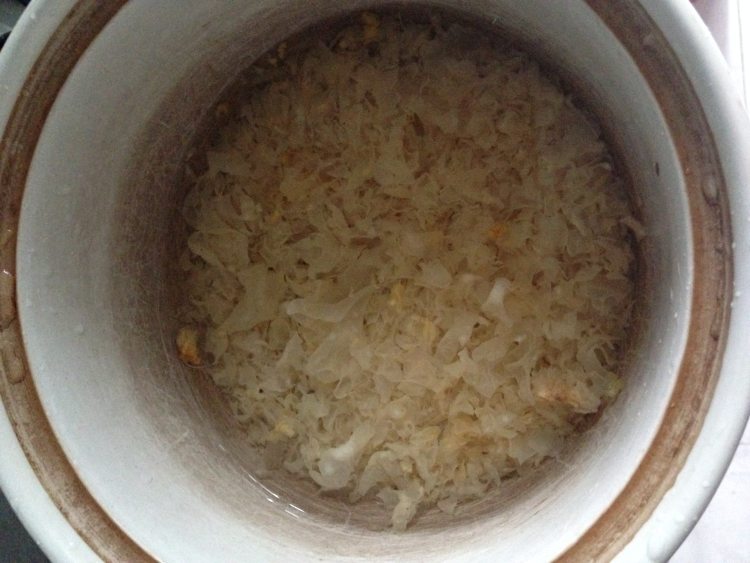 花生银耳桂圆甜汤步骤2