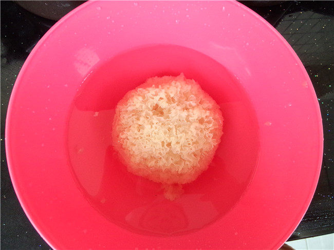 雪梨银耳汤步骤1