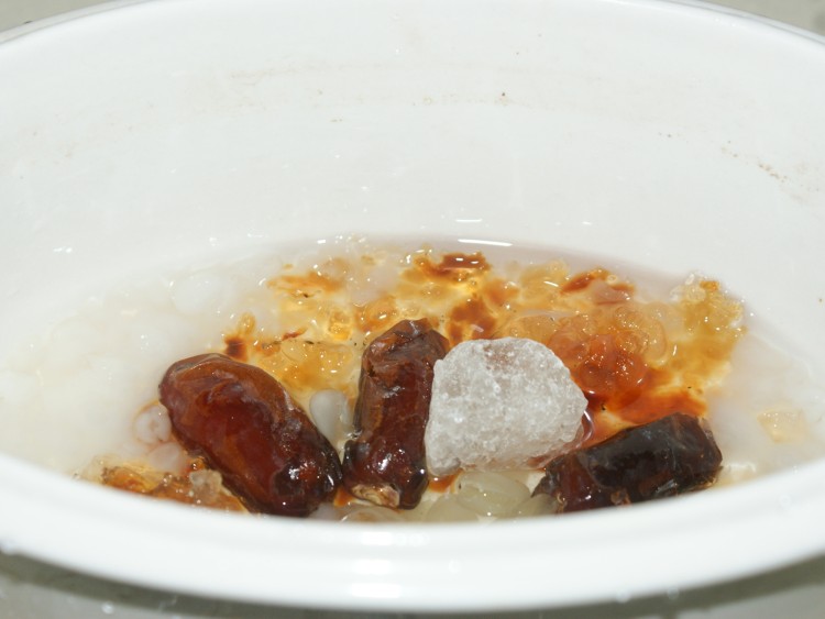 桃胶皂角米炖雪蛤步骤3