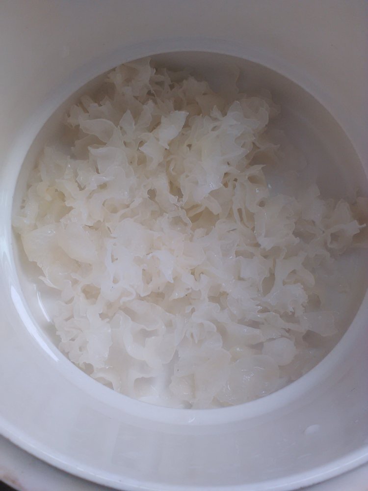 银耳雪梨炖海底椰步骤3