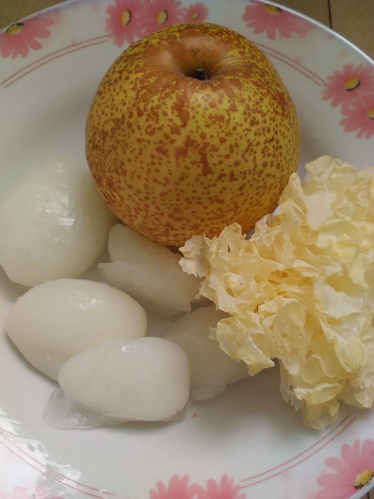 银耳雪梨炖海底椰步骤1