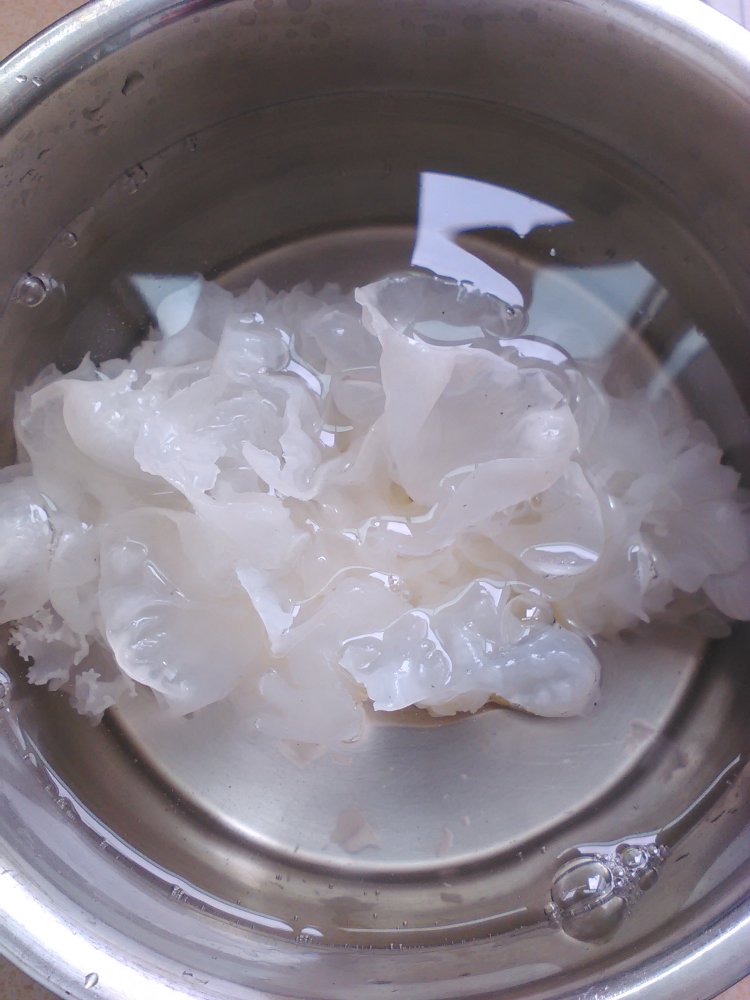 银耳雪梨炖海底椰步骤2