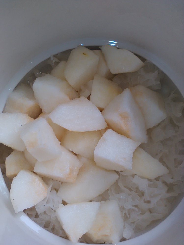 银耳雪梨炖海底椰步骤4