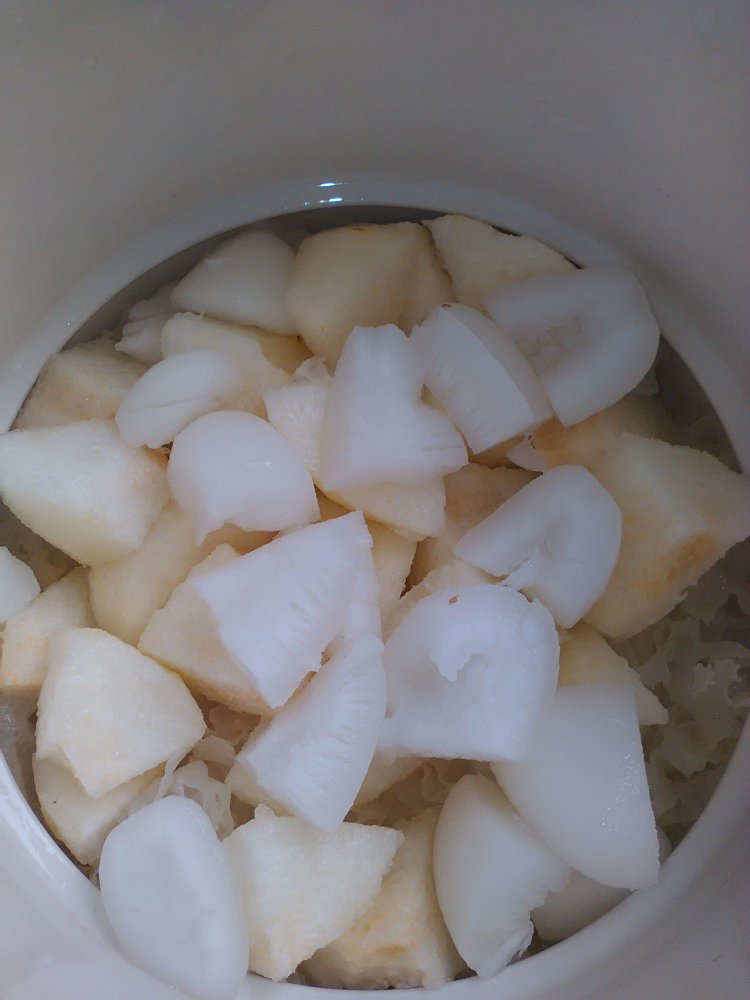 银耳雪梨炖海底椰步骤5