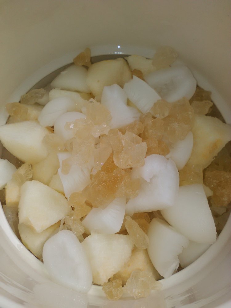 银耳雪梨炖海底椰步骤6