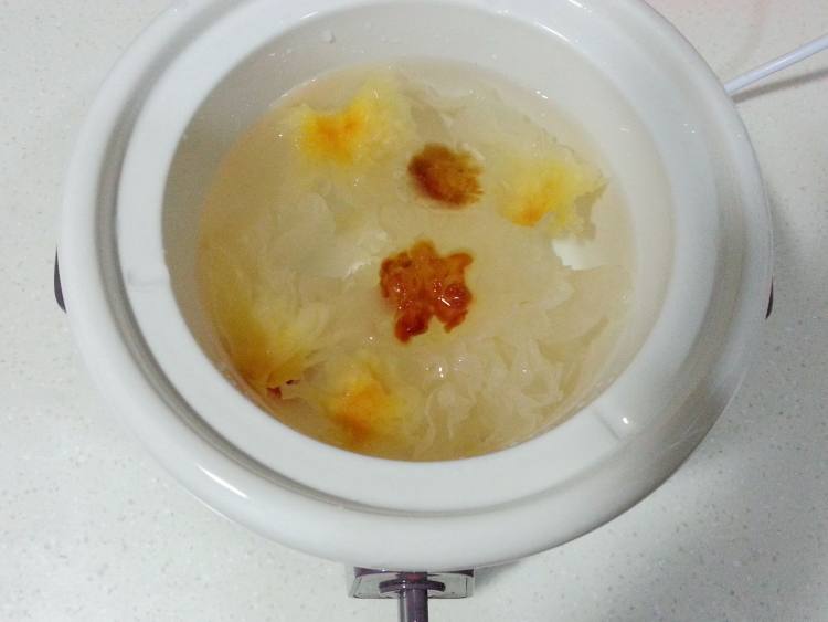 银耳桃胶汤步骤5
