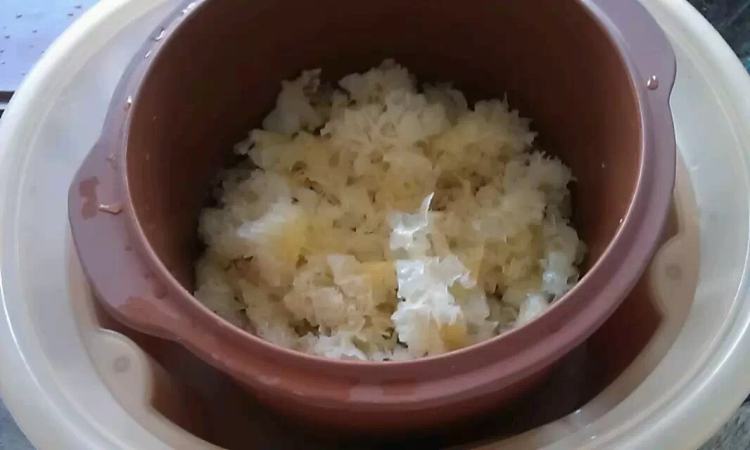 银耳枸杞子炖核桃仁步骤3