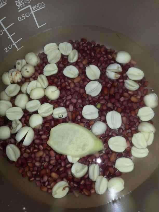 红豆莲子糖水步骤2
