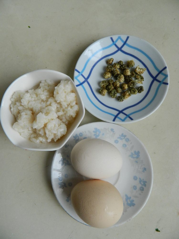菊花酒酿鸡蛋步骤1