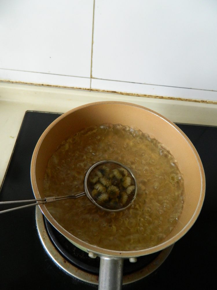 菊花酒酿鸡蛋步骤2
