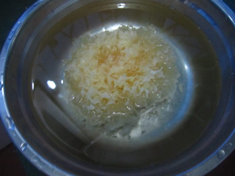 雪耳鹌鹑蛋糖水步骤1
