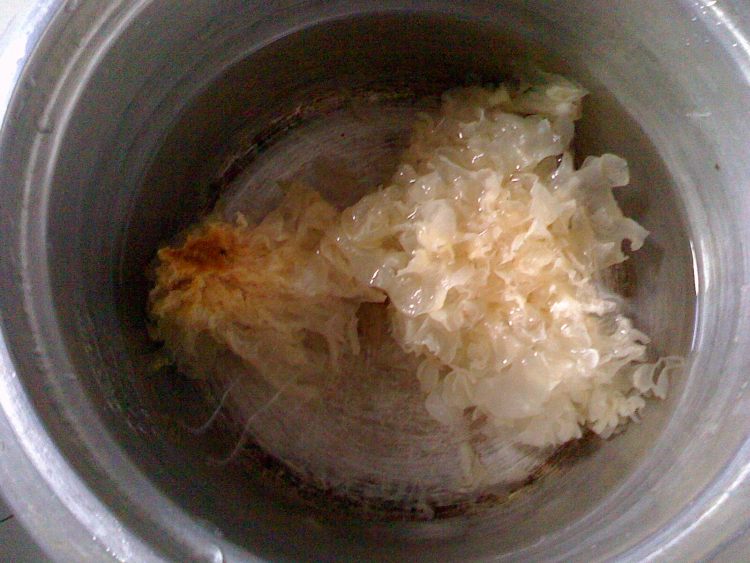 银耳雪梨糖水步骤2